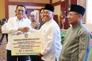 Gubernur Ansar Serahkan Berbagai Bantuan dan Insentif untuk Masyarakat Tanjungpinang