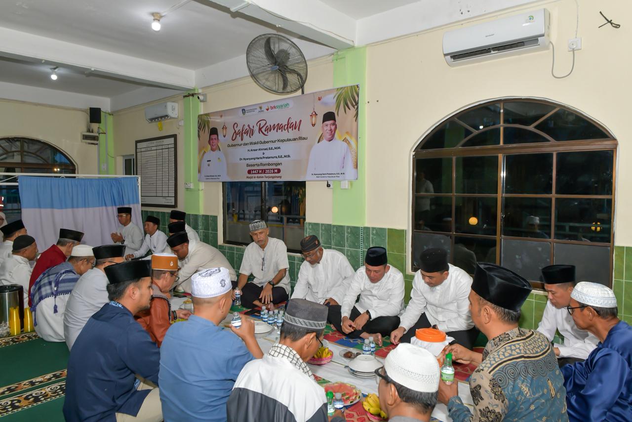 Gubernur Ansar Safari Ramadhan di Masjid Ar-Rahim, Serahkan Bantuan Rp500 Juta untuk Rumah Ibadah