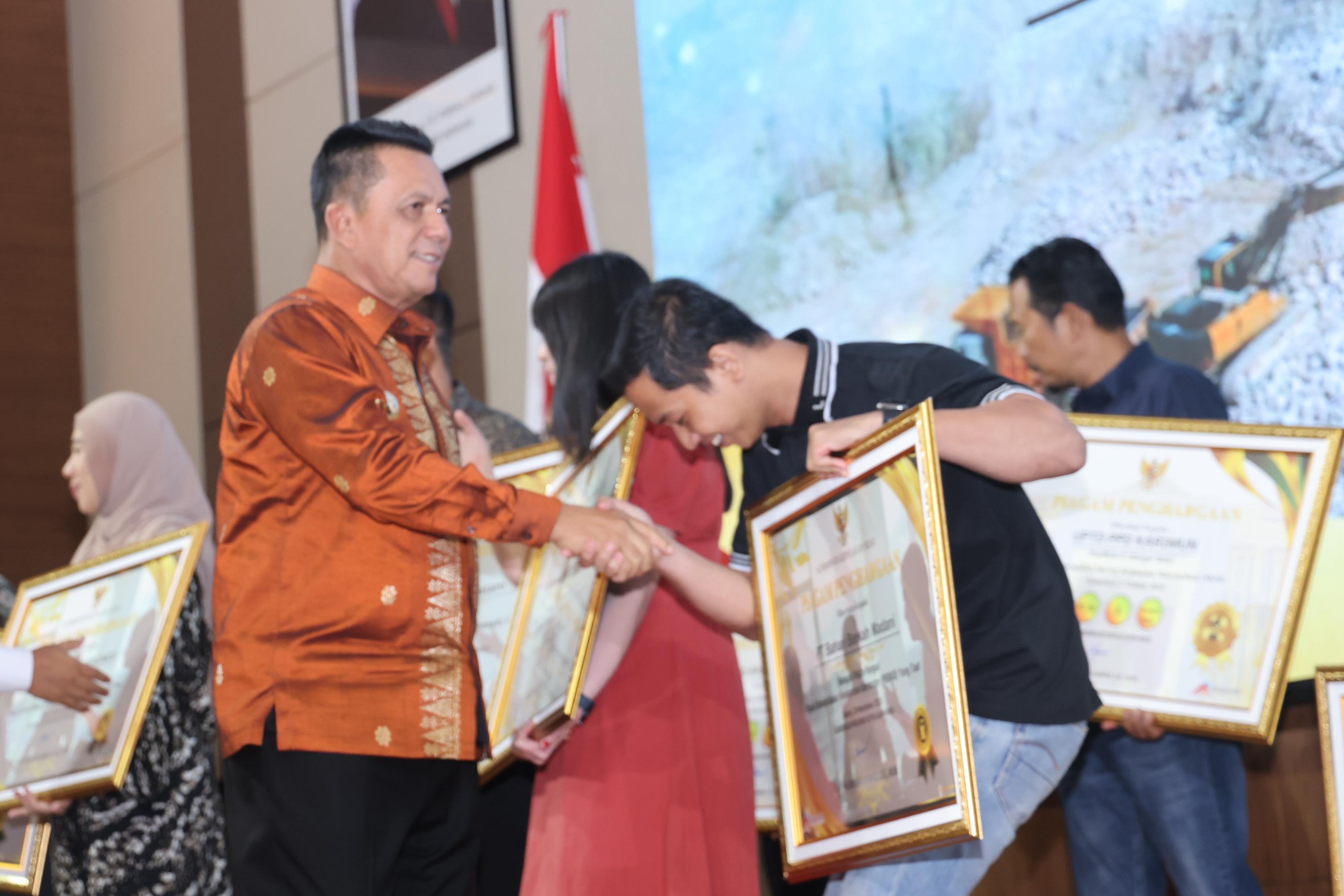 Gubernur Ansar Serahkan Apresiasi Penghargaan Program Gebyar Pajak Kepri 2025