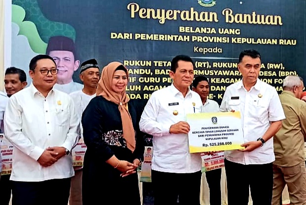 Kunker ke Natuna, Gubernur Ansar Serahkan Berbagai Insentif dan Bantuan Longsor Serasan