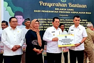 Kunker ke Natuna, Gubernur Ansar Serahkan Berbagai Insentif dan Bantuan Longsor Serasan