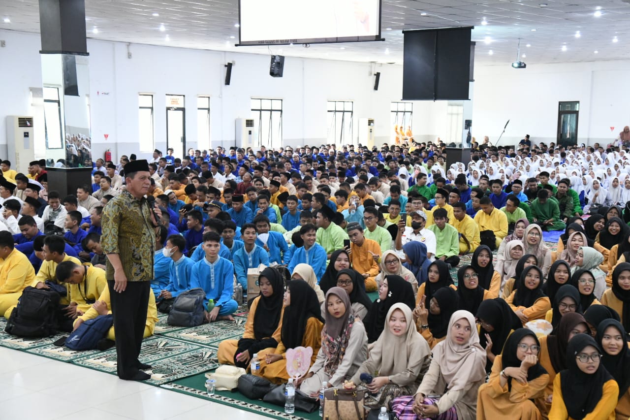 Ribuan Jamaah dan Pelajar Ikuti Peringatan Maulid Nabi Kampus UNRIKA Batam Bersama Gubernur Ansar