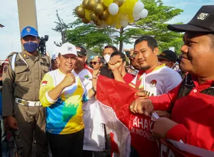 Gubernur Ansar Serahkan 2.000 Bendera Merah Putih di Karimun