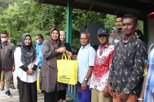 Dewi Ansar Ajak Masyarakat Desa Kelumu Terapkan PHBS
