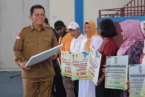 Ansar Serahkan Insentif dan Bantuan Hibah Senilai Rp62 Miliar di Kota Batam
