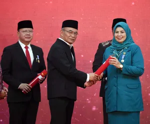 Gubernur Ansar dan Dewi Ansar Terima Penghargaan Manggala Karya Kencana Tahun 2023
