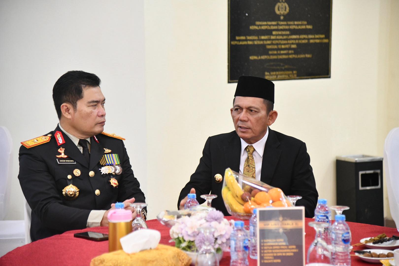 Gubernur Ansar Hadiri Peringatan Hari Bhayangkara ke-79: Apresiasi Polri sebagai Pilar Masyarakat