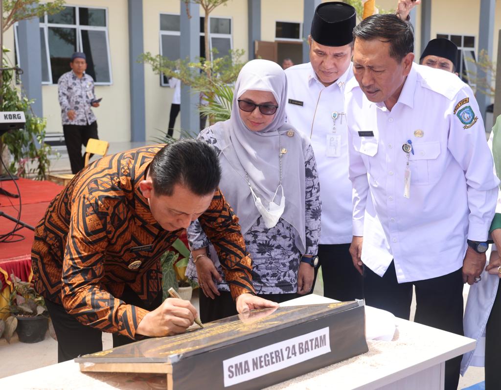 Gubernur Ansar Resmikan Bangunan DAK SMAN 24 Kota Batam