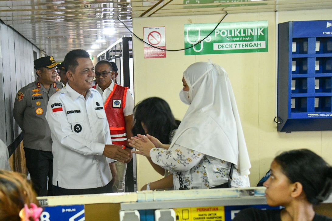 Gubernur Ansar Tinjau Pemudik KM Kelud Tujuan Belawan di Pelabuhan Batu Ampar Batam