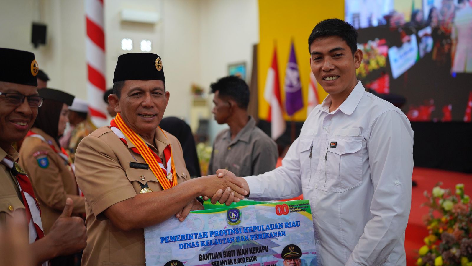Gubernur Ansar Serahkan Santunan BPJS Ketenagakerjaan Rp820 Juta untuk Nelayan dan Petani Natuna