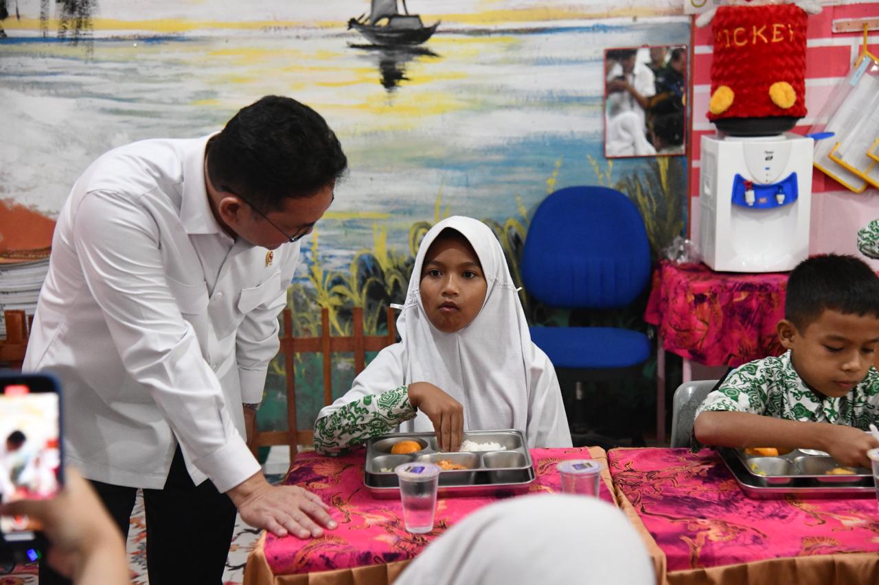 Gubernur Ansar Dampingi Mendag RI Budi Santoso Tinjau Siswa Penerima Manfaat MBG di Sekolah Ibnu Sina Batam