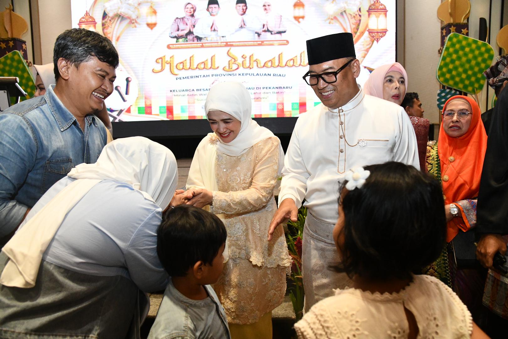 Gubernur Ansar dan Wagub Nyanyang Pererat Silaturahmi Warga Perantauan Melalui Halal Bihalal di Pekanbaru