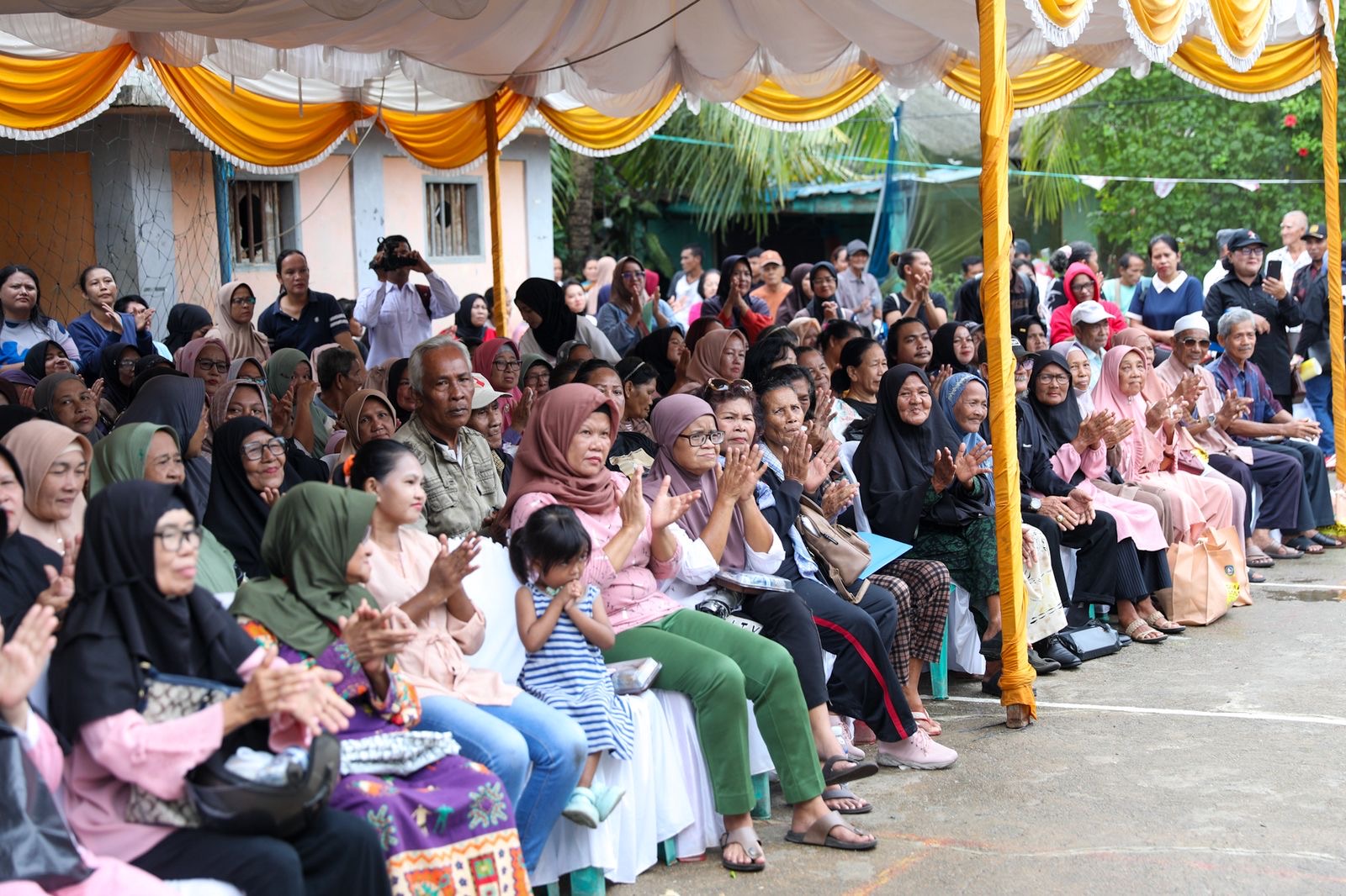 Gubernur Ansar Serahkan 2000 Paket Sembako Tahap II di Kota Tanjungpinang