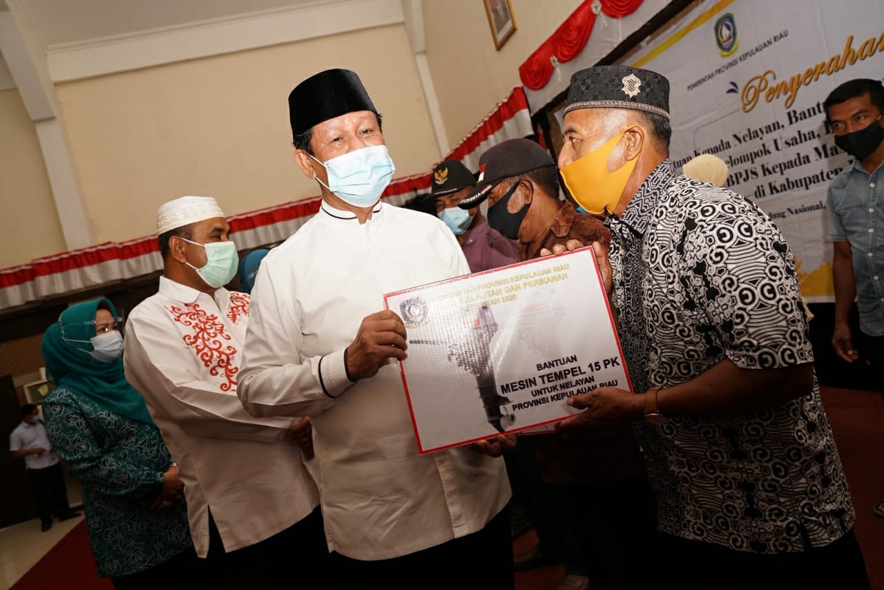 Bentuk BUMD Pertanian, Isdianto Butuh SDM Profesional-Serahkan Sejumlah Bantuan Kepada Masyarakat Karimun