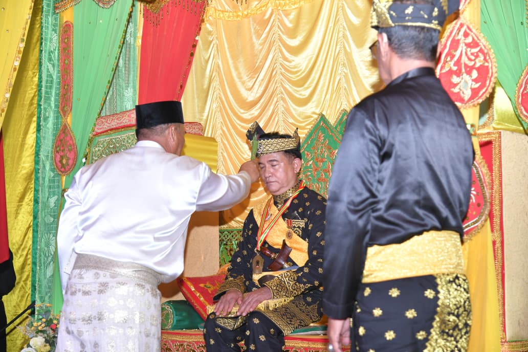 Menko Yusril Ihza Mahendra Terima Gelar Adat “Dato’ Seri Indera Nara Wangsa” dari LAM Kepri