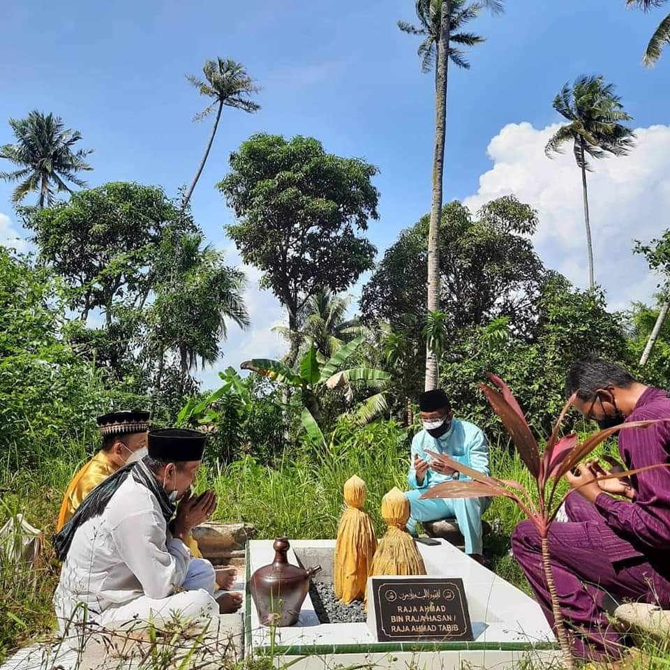 Perbaiki Makam Raja Ahmad Tabib, Teman Sejawat Beda Zaman