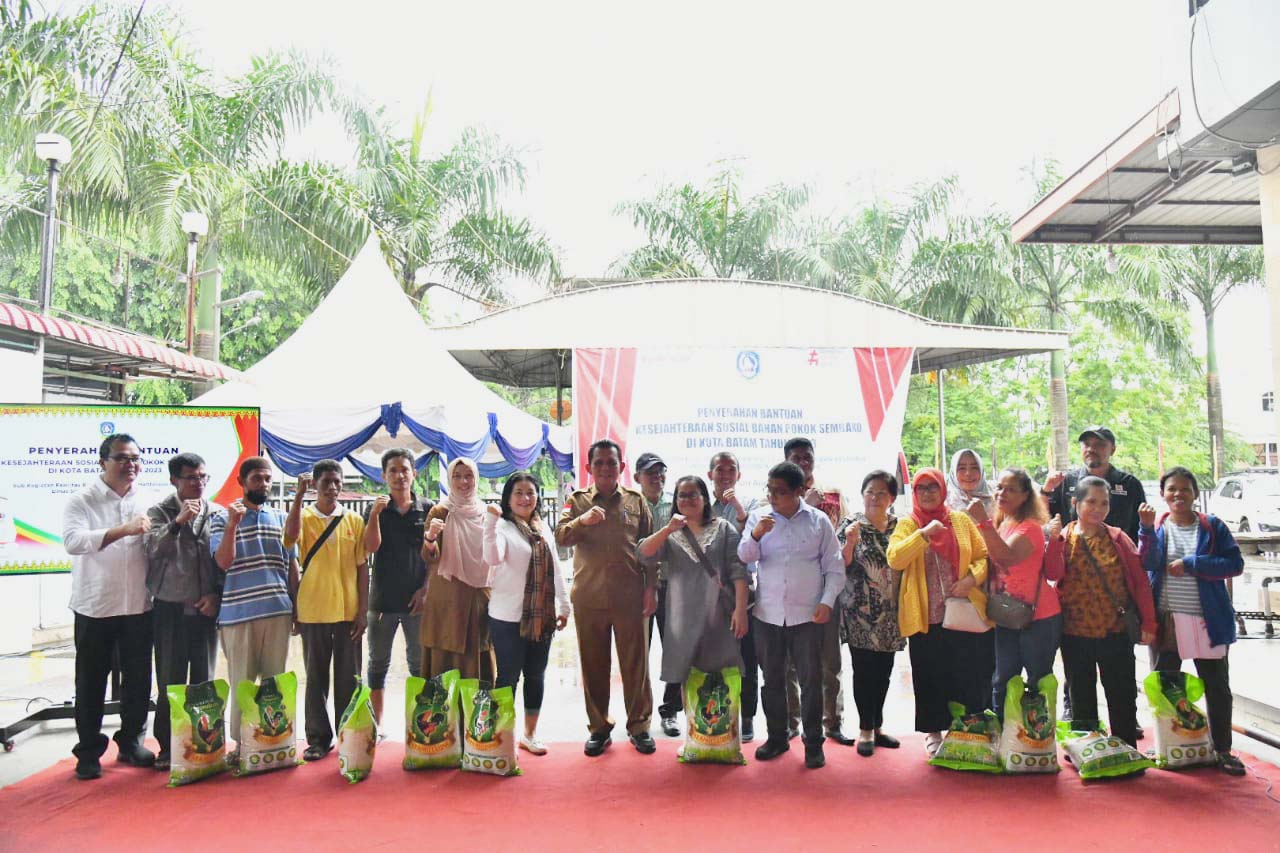Gubernur Kepri Serahkan 1.200 Paket Sembako Untuk Masyarakat Batam