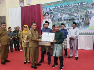 Gubernur Ansar Serahkan Bantuan RT/RW, Posyandu, dan Bantuan Transportasi Laut Siswa Di Ujung Utara NKRI