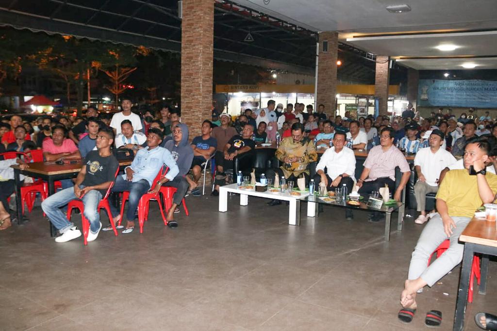 Ansar Ahmad & Soerya Respationo Nonton Bareng Final Piala Dunia 2022 Bersama Masyarakat Batam