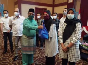 Kementerian BUMN Bagikan Bansos dan Gelar Pasar Murah di 3 Kabupaten Kota di Kepri