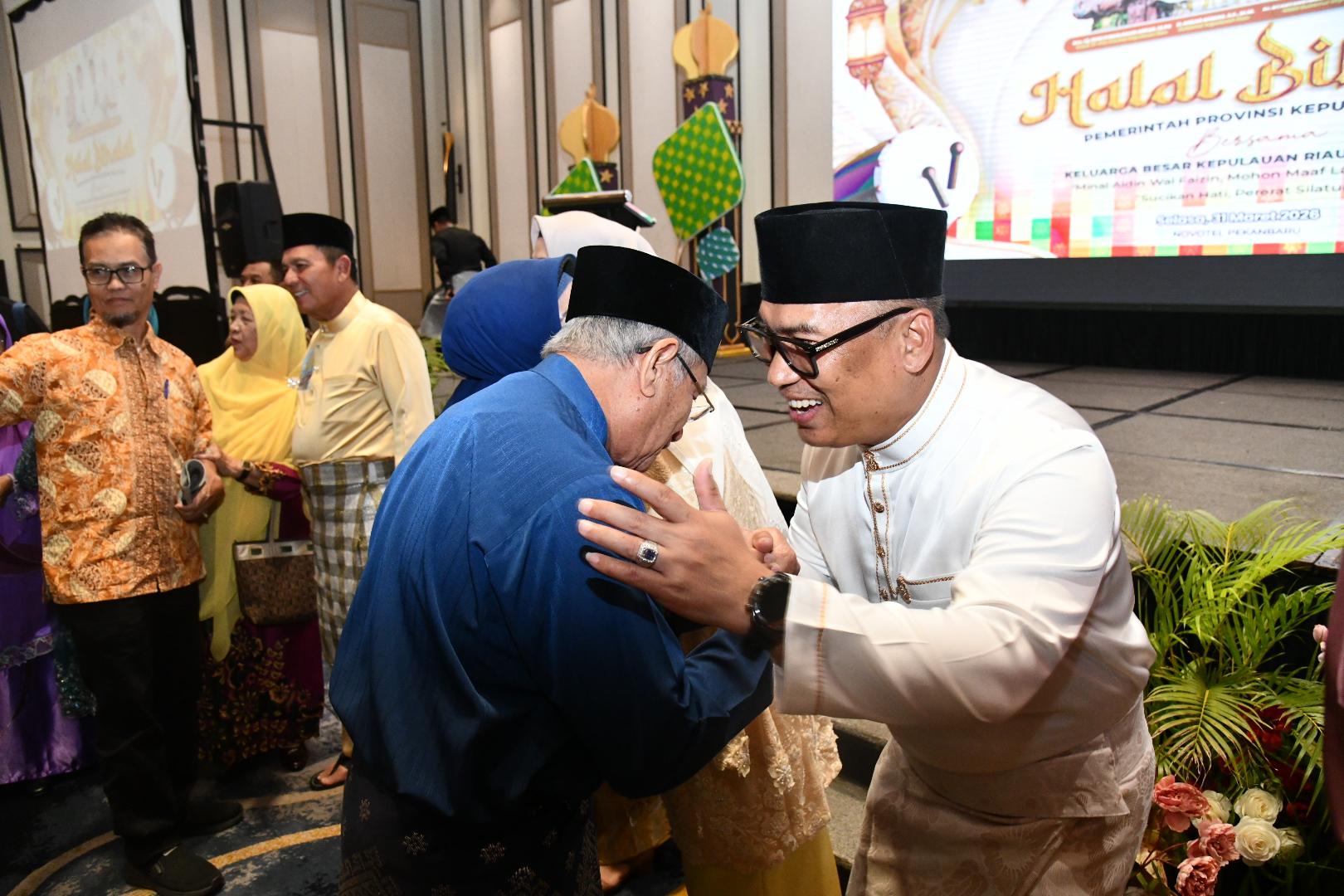 Gubernur Ansar dan Wagub Nyanyang Pererat Silaturahmi Warga Perantauan Melalui Halal Bihalal di Pekanbaru