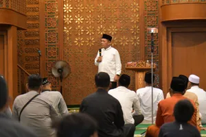 Gubernur Ansar Gelar Safari Ramadan di Masjid Raya Baitul Makmur Tanjunguban, Serahkan Dana Kemitraan dan Zakat