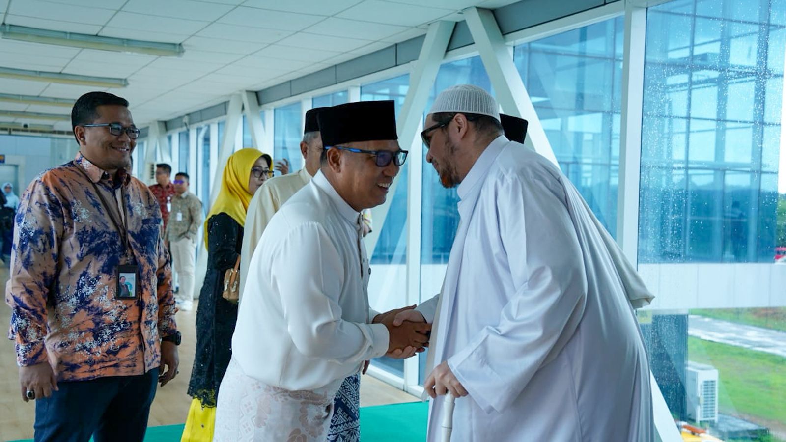 Wagub Nyanyang Dampingi Habib Jindan Jadi Khatib Sholat Jumat di Masjid Alhikmah Tanjungpinang