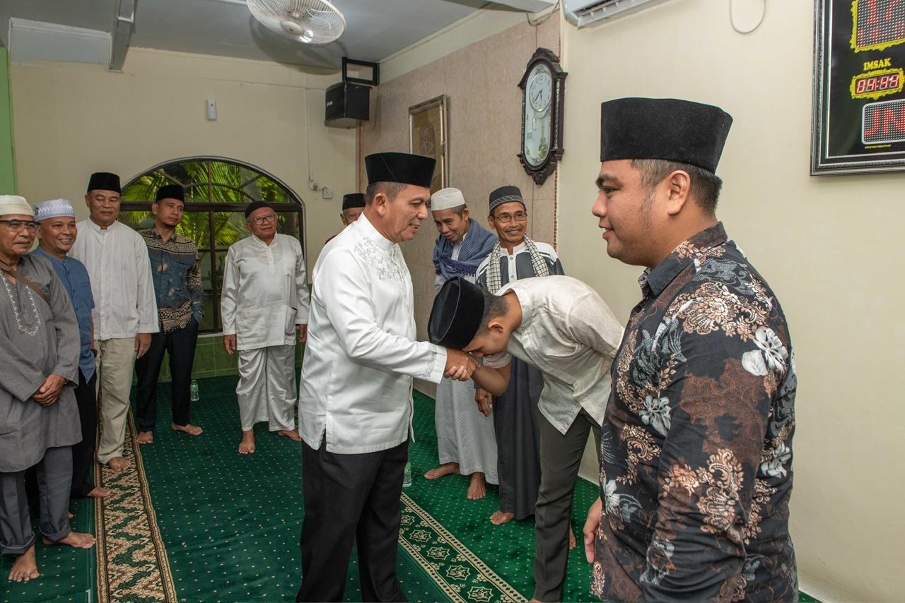 Gubernur Ansar Safari Ramadhan di Masjid Ar-Rahim, Serahkan Bantuan Rp500 Juta untuk Rumah Ibadah