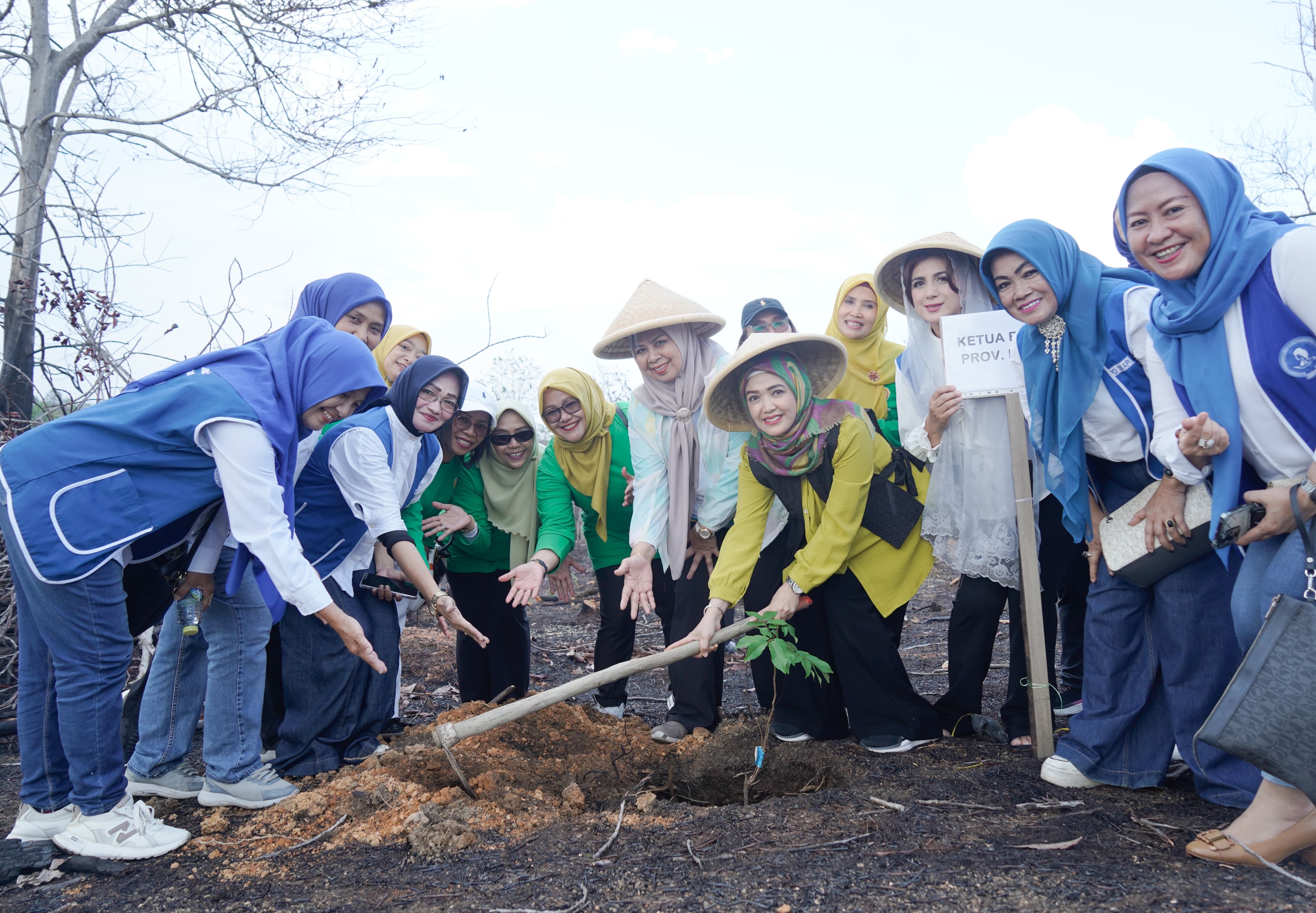 BKOW Kepri Bagikan 700 Bantuan Bibit Tanaman Perkebunan di Cikolek Toapaya Selatan