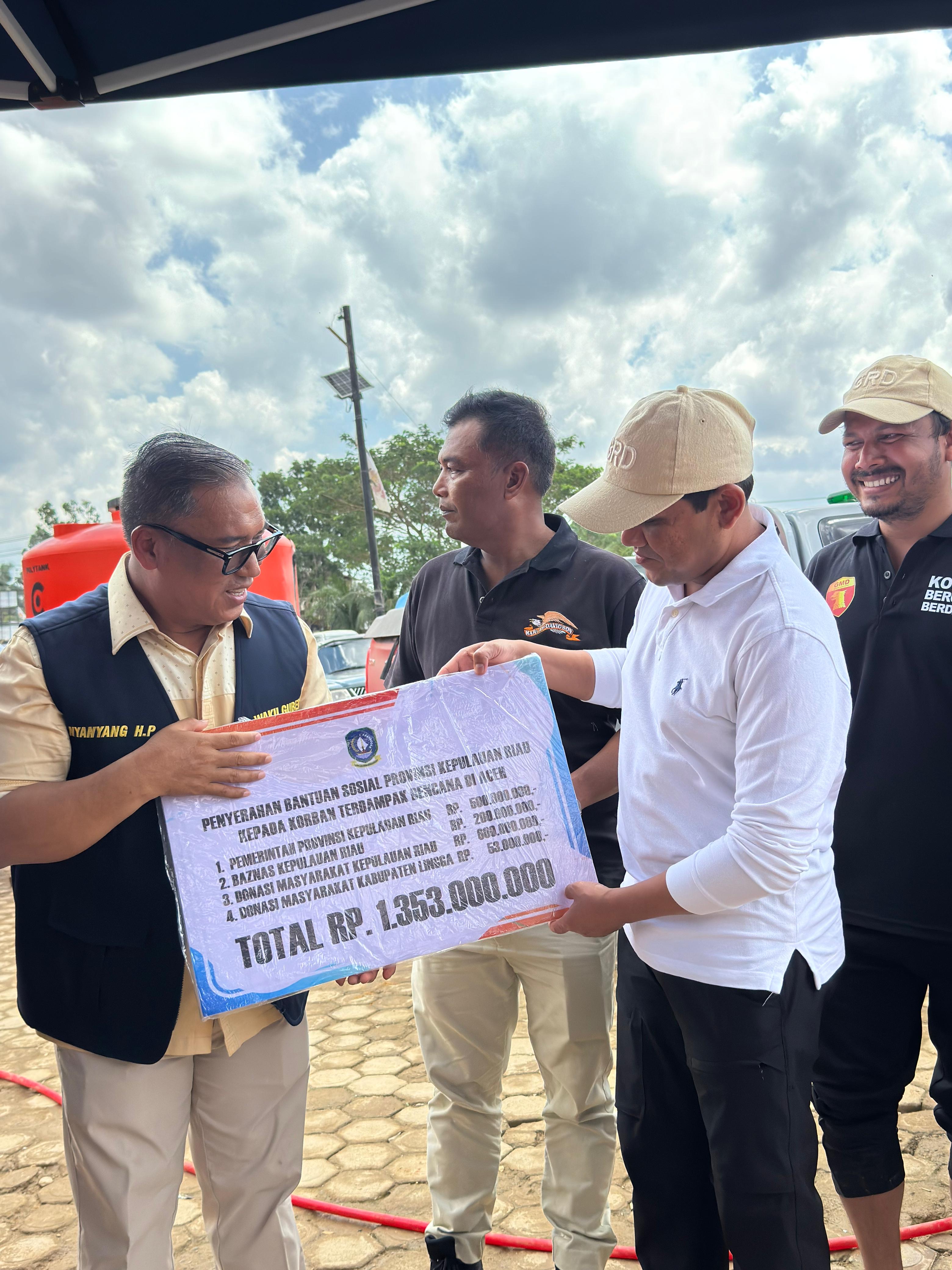 Melalui Kepri Peduli, Wagub Nyanyang Serahkan Bantuan Rp1,353 Miliar untuk Korban Banjir Bandang Aceh