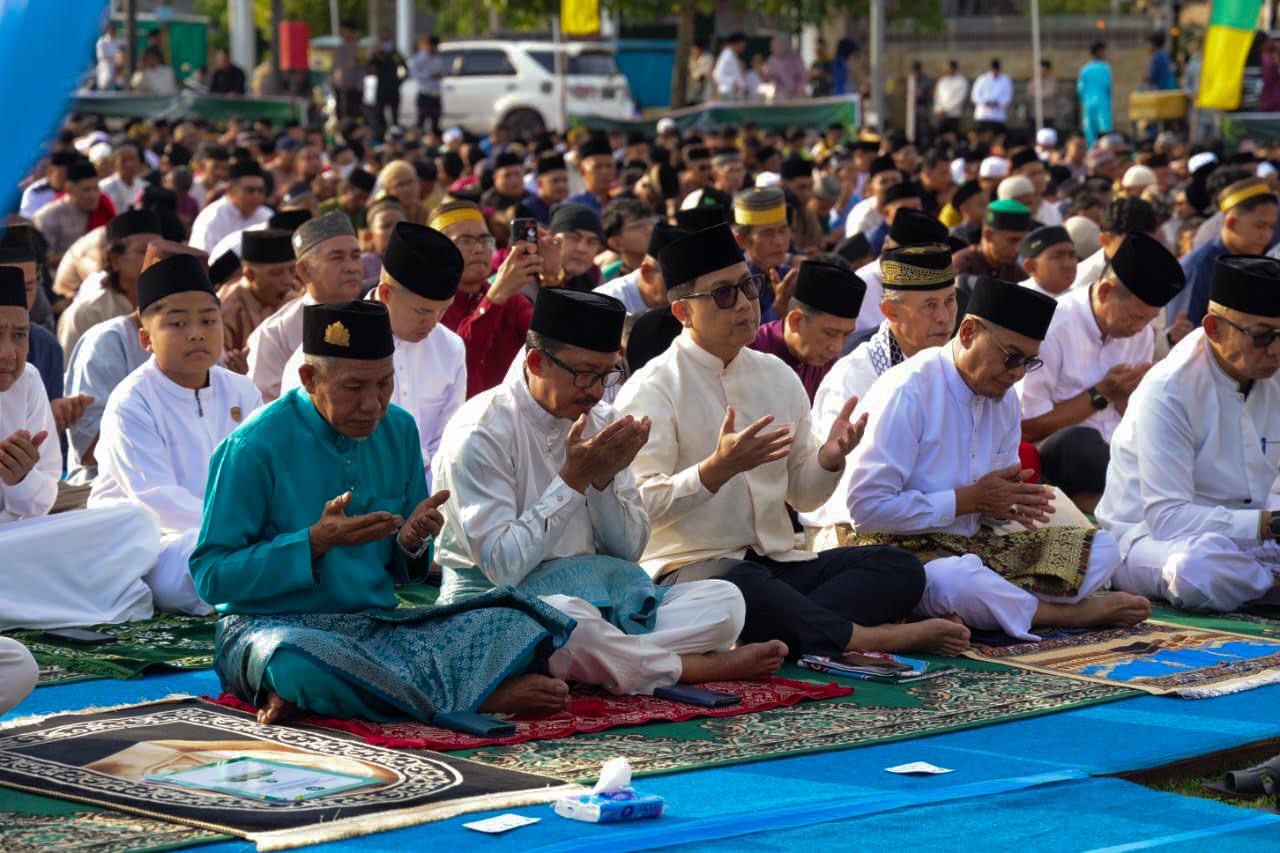 Gubernur Ansar Sholat Idulfitri Bersama Masyarakat Batam