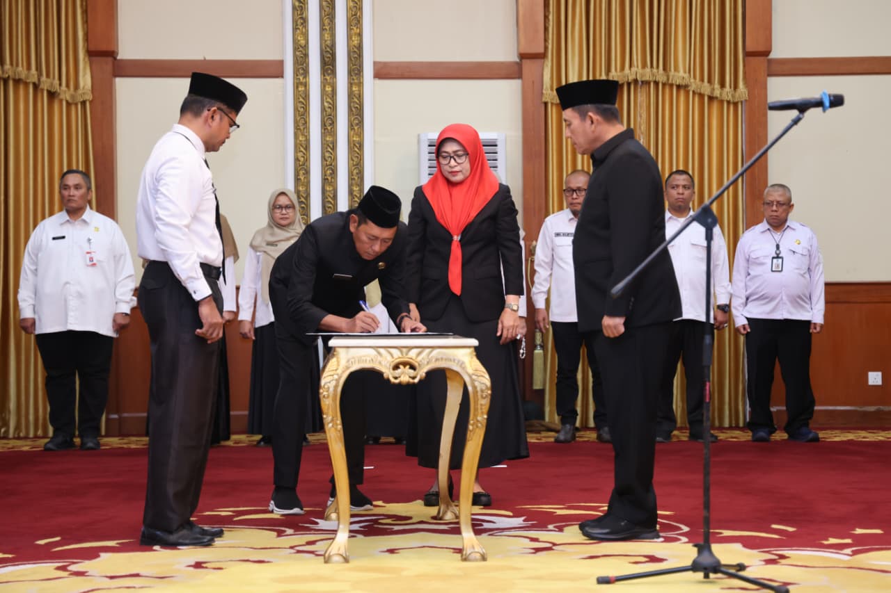 Gubernur Ansar Lantik Kepala Sekolah SMAN, SMKN, dan SLBN se-Kepri