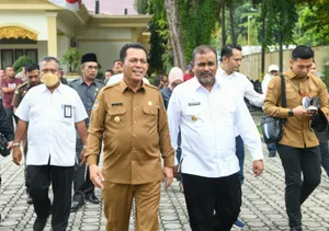 Gubernur Ansar Serahkan Bansos dan Bantuan Pertanian Kepada Masyarakat Karimun