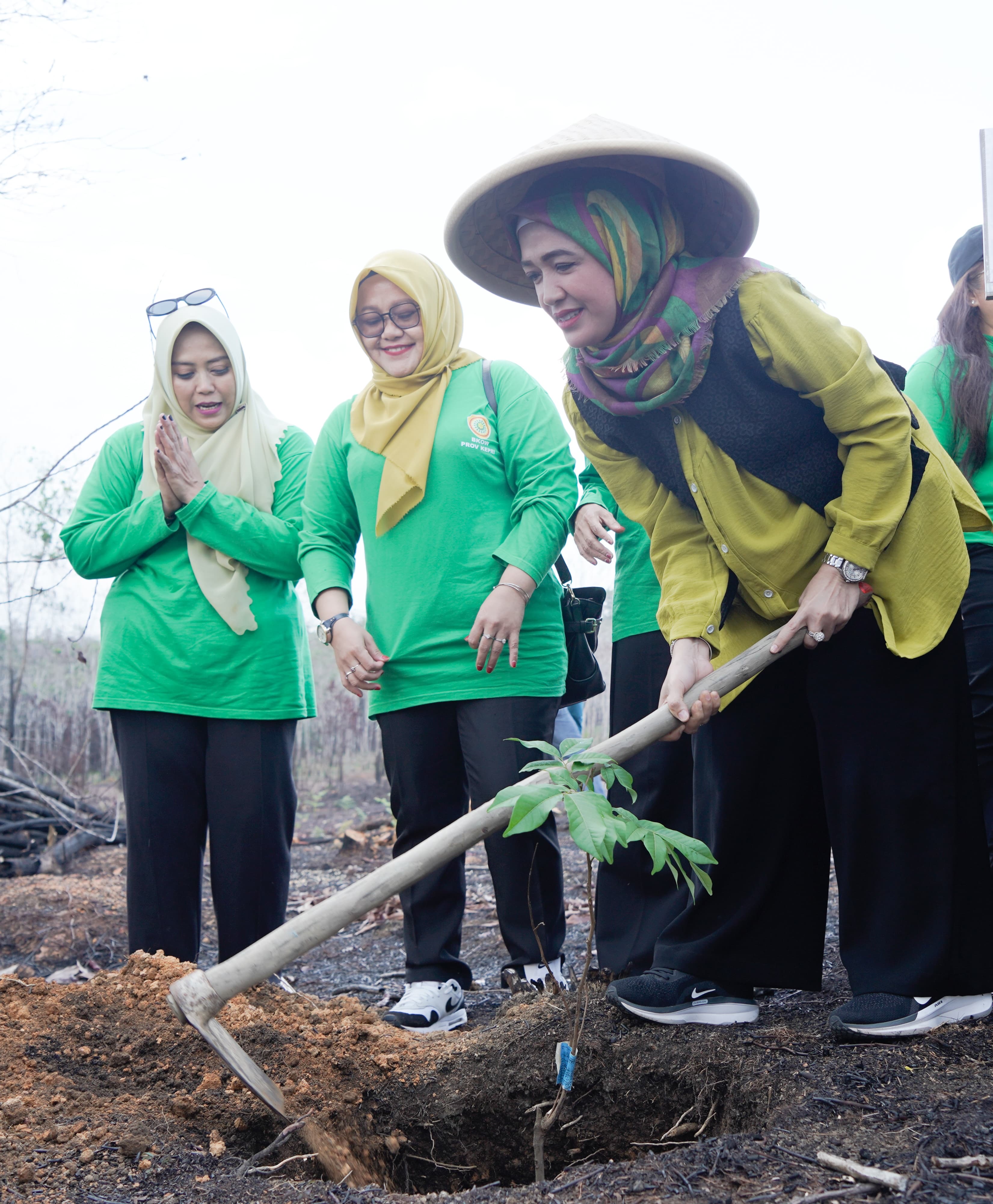 BKOW Kepri Bagikan 700 Bantuan Bibit Tanaman Perkebunan di Cikolek Toapaya Selatan