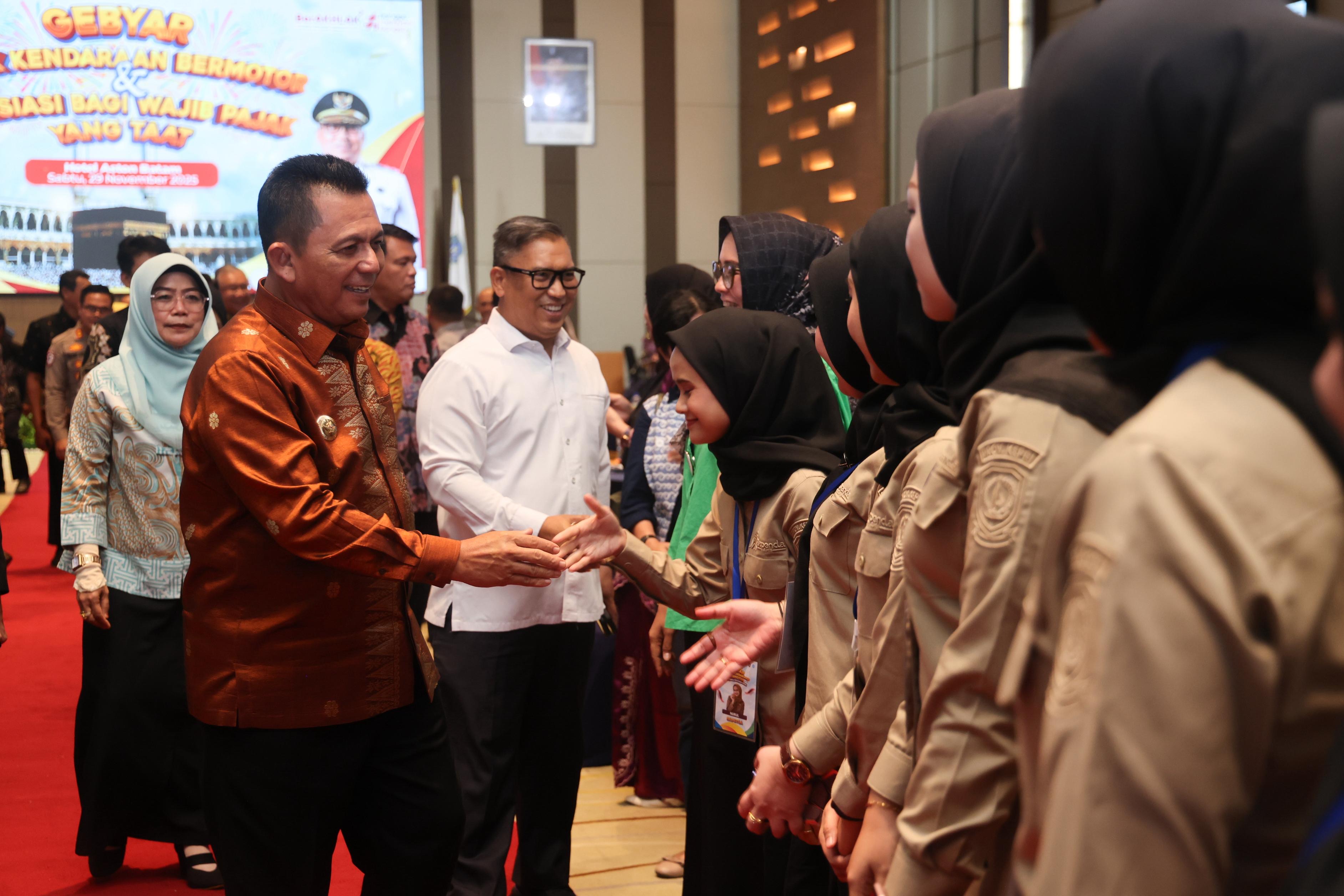 Gubernur Ansar Serahkan Apresiasi Penghargaan Program Gebyar Pajak Kepri 2025