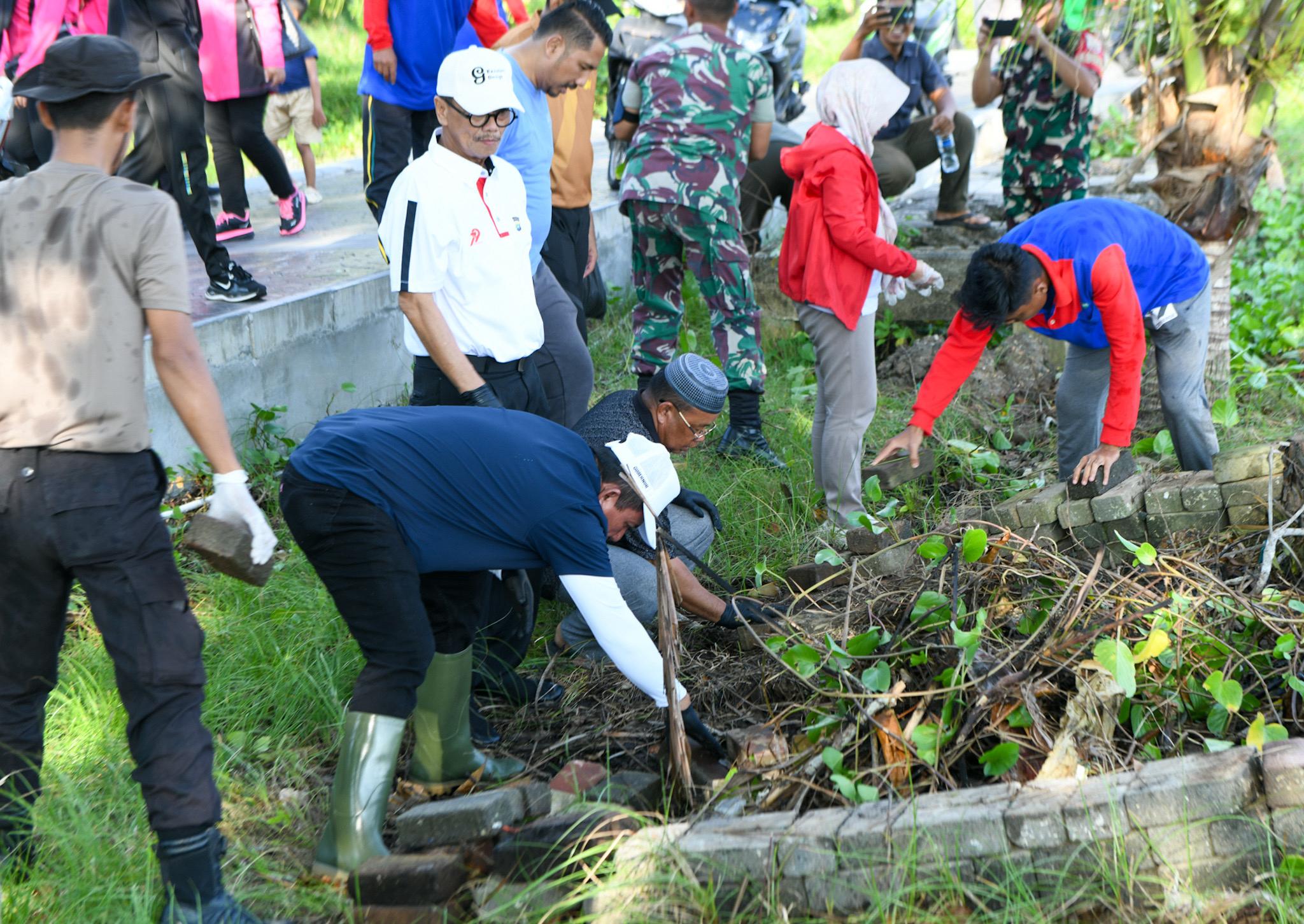 Gubernur Ansar Pimpin Gotong Royong di Pulau Penyengat, Dorong Gerakan Wisata Bersih dan Regeneratif