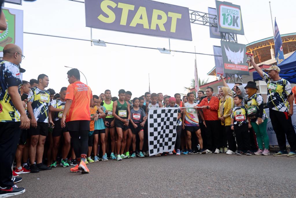 Gubernur Ansar Lepas Tanjungpinang Running Tour, Diikuti 1000 Pelari Dari Dalam dan Luar Negeri