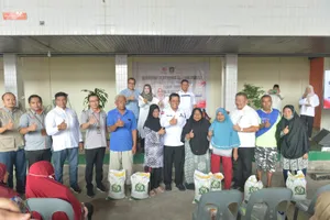 2.621 KK Warga Lubuk Baja,  Bengkong dan Batu Ampar Batam Terima Bantuan Beras 10 Kg