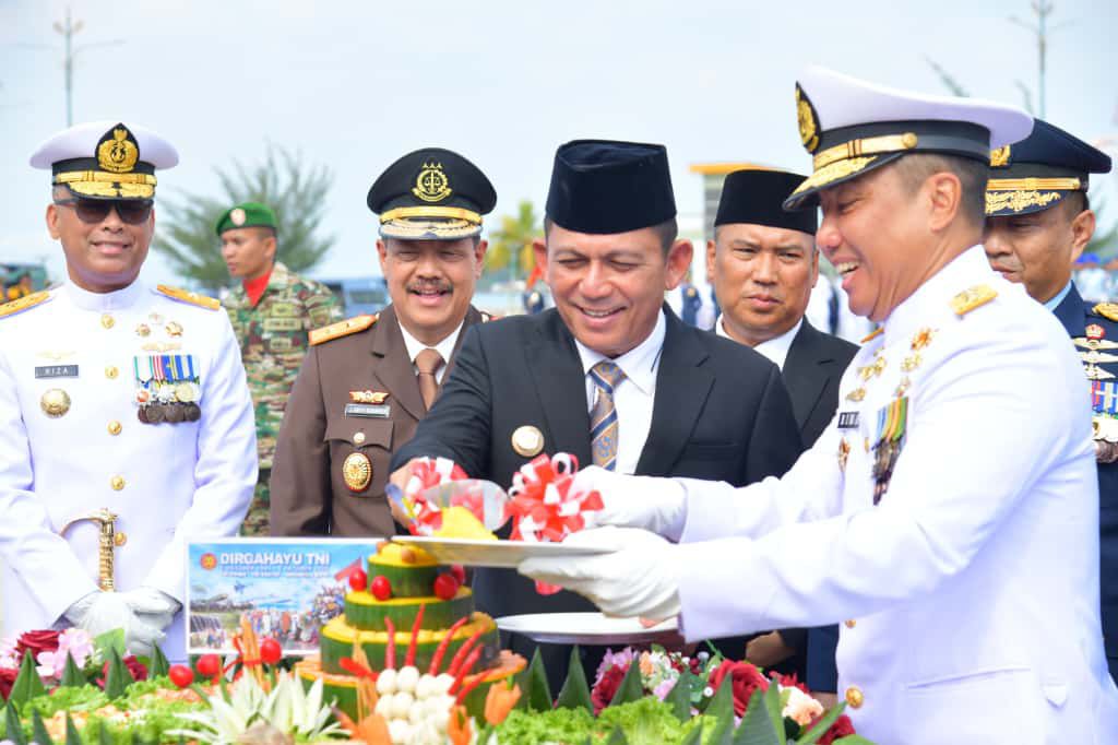 Gubernur Ansar Hadiri Upacara HUT ke-80 TNI di Tugu Sirih Tanjungpinang