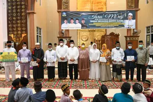 Gubernur Ansar Serahkan Bantuan Rp920 Juta Untuk Masjid An-Nur Kawal