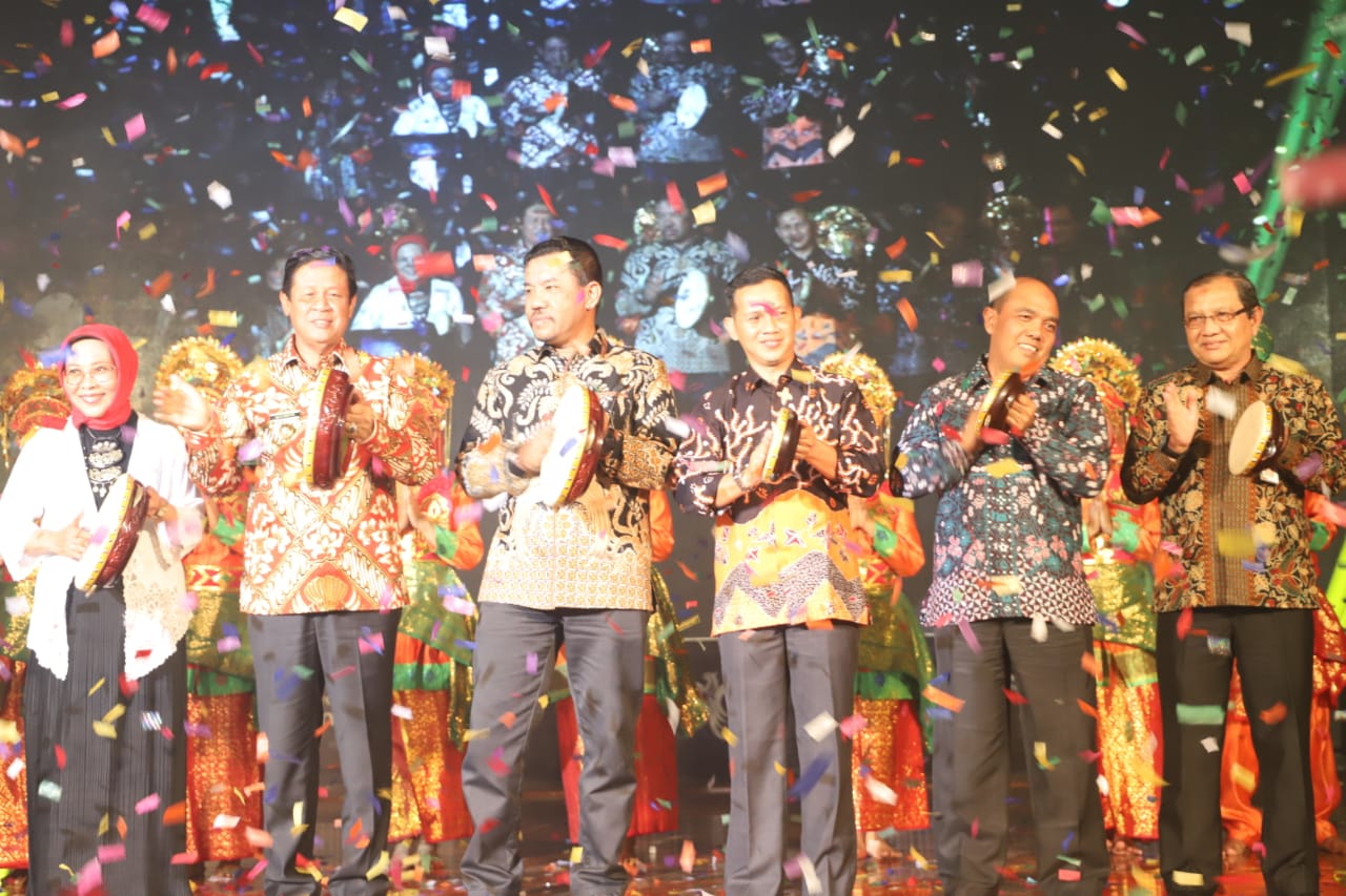 Isdianto, Plt Gubernur Kepri Berjoget Melayu di Kemenpar