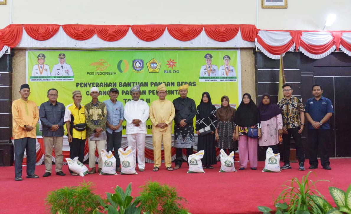 Gubernur Kepri Serahkan Beras Bantuan Pangan Pemerintah Tahap-II Untuk 535 KPM di Karimun