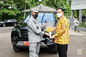 Gubernur Ansar Serahkan Mobil Operasional Untuk Kamla