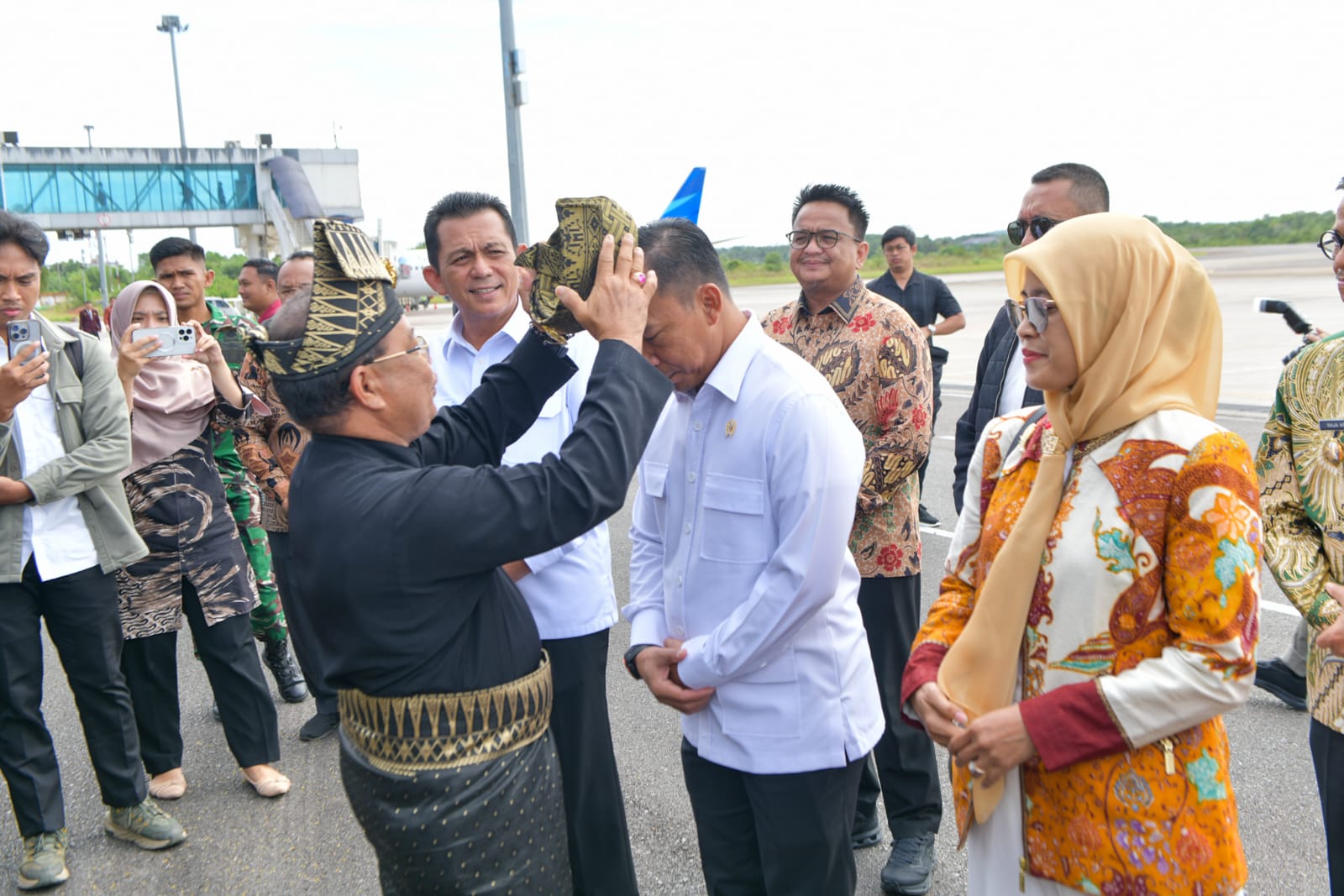 Menteri Wihaji dan Gubernur Ansar Tinjau Pelayanan KB Gratis di Puskesmas Batu X