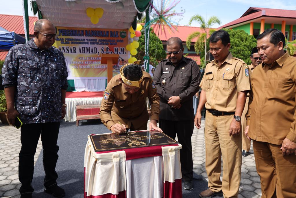 Gubernur Ansar Resmikan Dua Ruang Kelas Baru SMA Negeri 2 Karimun