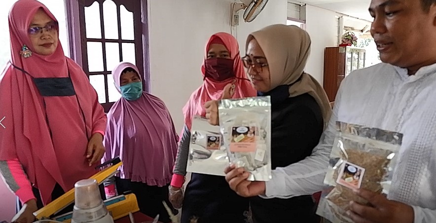 Warga Desa Air Glubi Bintan Kembangkan Usaha Teh Ilalang