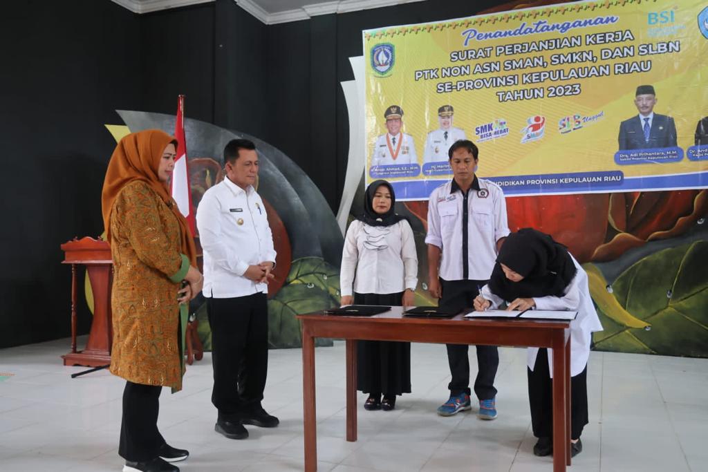 Gubernur Ansar Serahkan Surat Perjanjian Kontrak  Guru Non- ASN SMAN, SMKN dan SLBN di Kabupaten Lingga.
