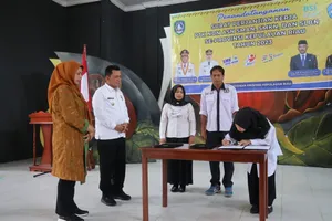 Gubernur Ansar Serahkan Surat Perjanjian Kontrak  Guru Non- ASN SMAN, SMKN dan SLBN di Kabupaten Lingga.