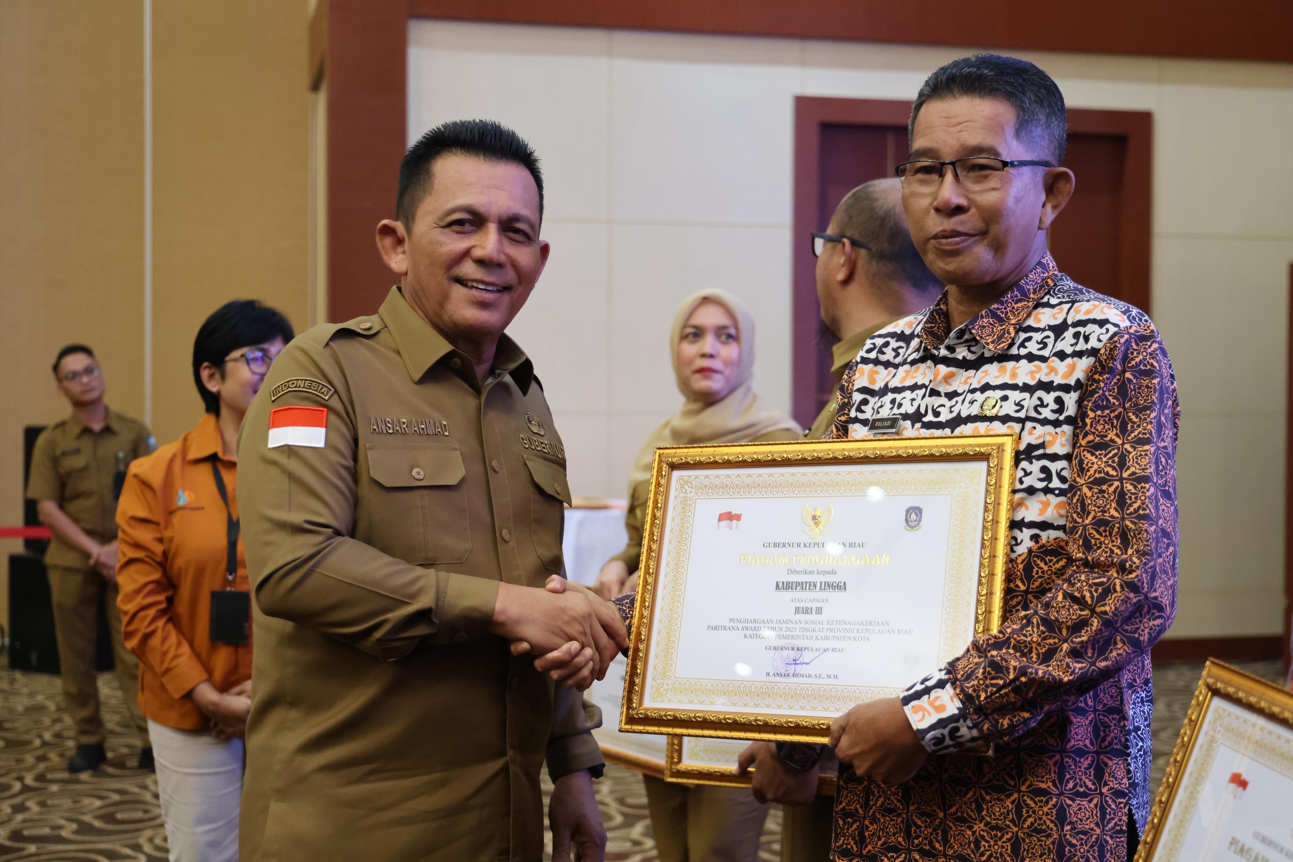 Gubernur Ansar Ahmad Serahkan Paritrana Award 2025: Dorong Perlindungan Sosial Bagi Pekerja Rentan di Kepri