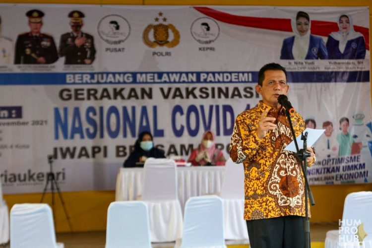 Gubernur Tinjau Vaksinasi Massal IWAPI dan Polri di Tanjungpinang